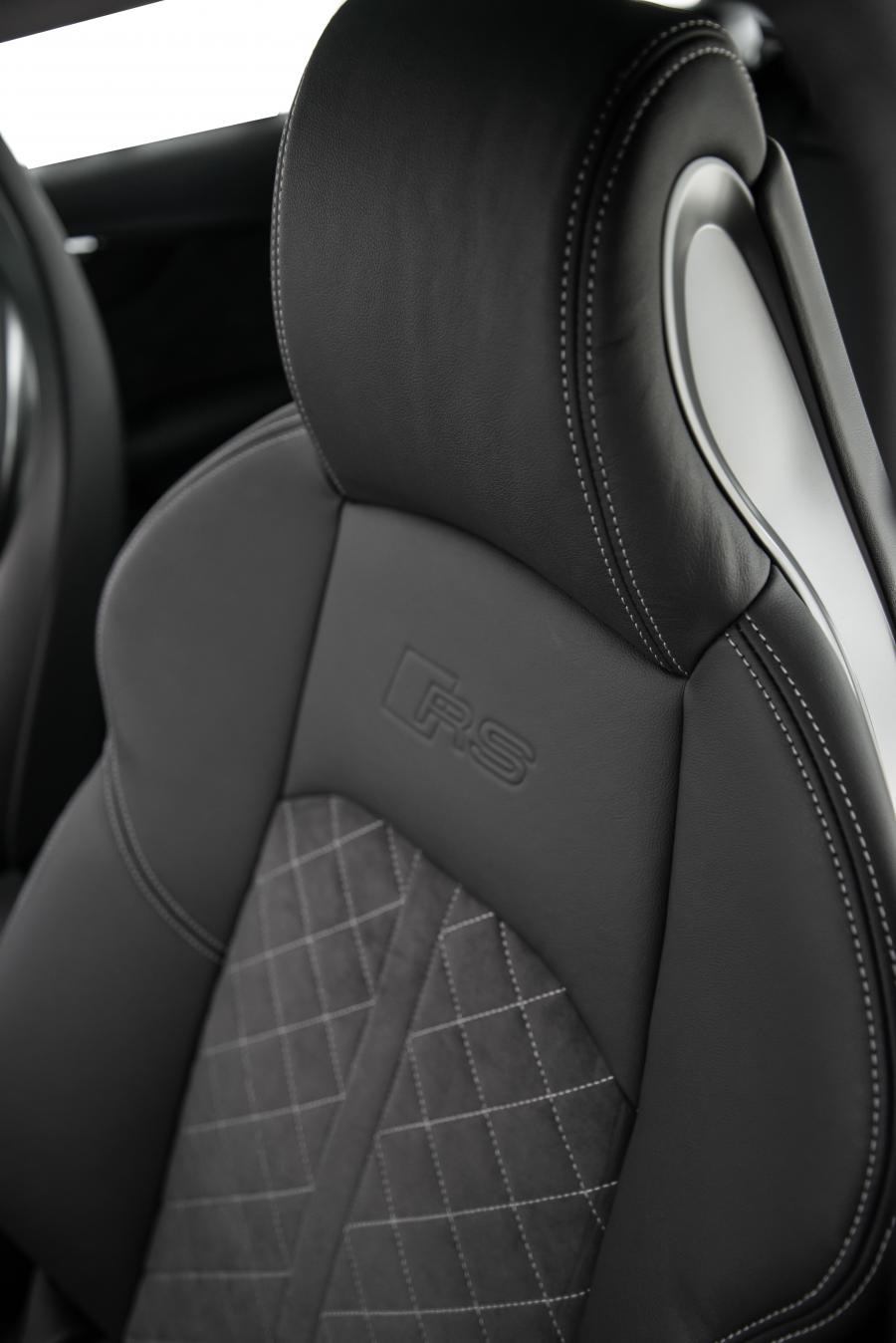 Детали интерьера Audi RS4 Avant (B9) 2019 года  (LA) (фото 4 из 5)